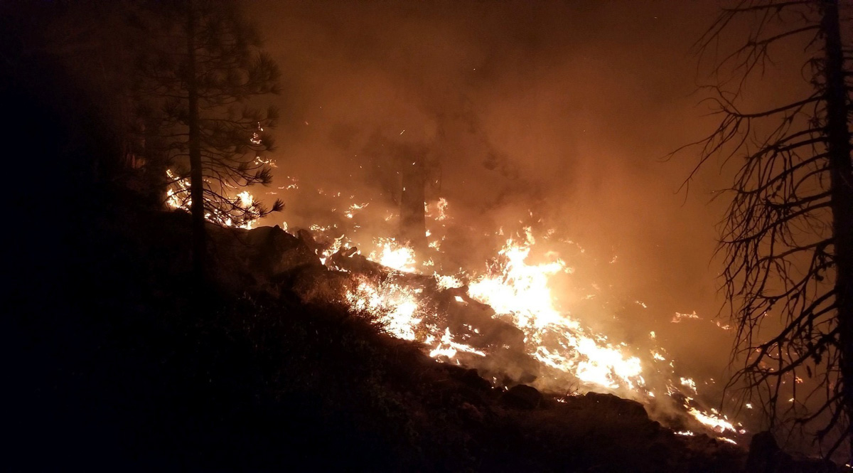 8월 중순, 캘리포니아 수잔빌 인근에서 산불이 타오르고 있다. 일련의 산불은 30,000에이커 이상의 수잔빌 준변 땅을 태웠다. 사진 제공 덕 매길, 미군 육군.
