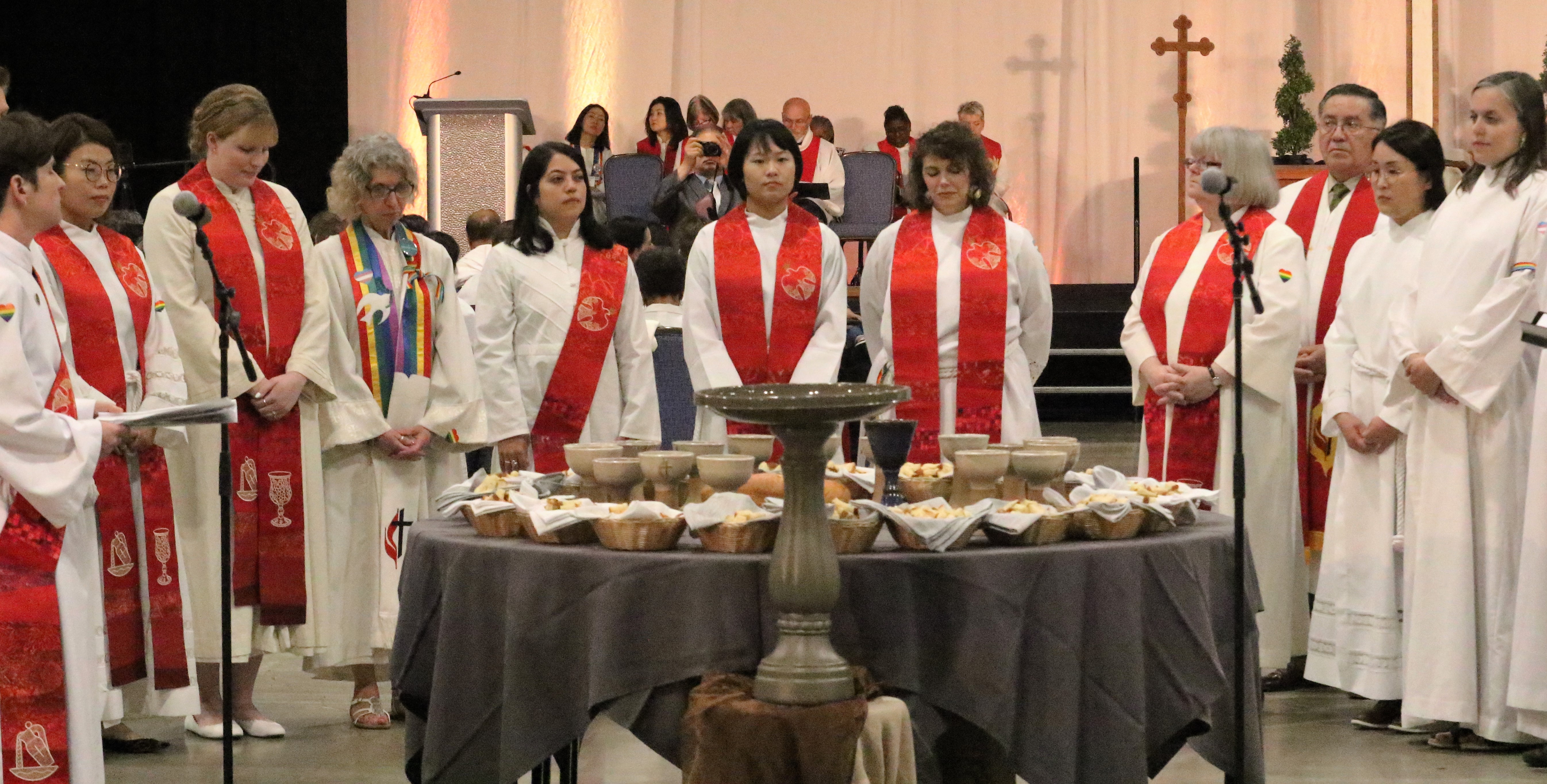 2019년 일리노이주 샴버그에서 열린 북일리노이 연회에서 새로이 안수받은 장로목사와 준목사 그리고 집사목사들이 성찬식 중 성찬분급 위원이 되어 성찬을 분급하기 위해 기다리고 있다. 사진, 김응선 목사, 연합감리교뉴스.