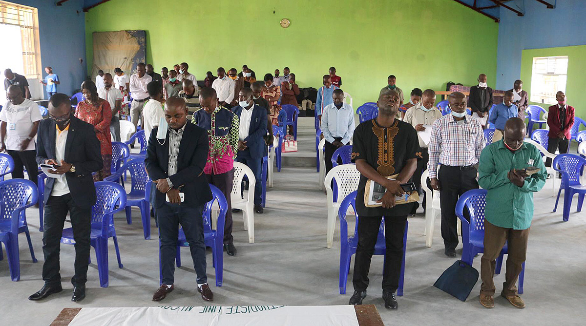 Miembros de la Conferencia Anual de Kivu, reunidos/as en Goma, Congo, oran por las 19 víctimas civiles en una masacre en Mamove, entre quienes estaban seis metodistas unidos/as que viajaban a una reunión de la iglesia. Foto de Philippe Kituka Lolonga, Noticias MU.