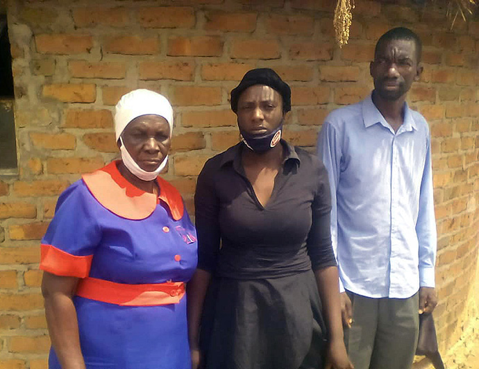 La abuela Alice Makore (de izquierda a derecha), líder laica de la Iglesia Metodista Unida de Nyamutumbu, y los padres Linda Munyori y Munyaradzi Makore lamentan la pérdida de Tapiwa Makore de 7 años, quien fue asesinado en un presunto asesinato ritual en la aldea de Makore Zimbabwe, el 17 de septiembre. Foto de Kudzai Chingwe, UM News.