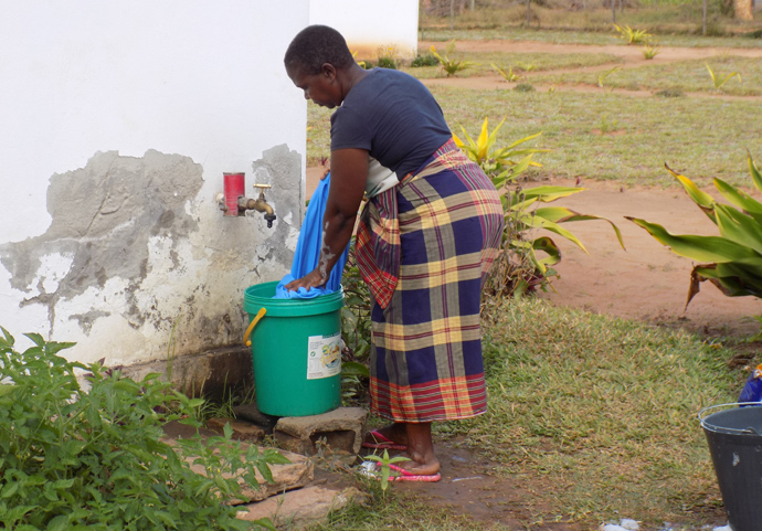 Maria Sefane, no uso de água providenciada pela missão de Chicuque no Inhambane, Moçambique. Foto de Antônio Wilson.