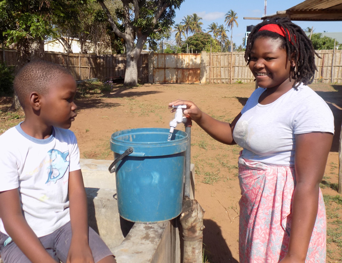 Lerena da Nilza Jose, beneficiaria daquele precioso liquido, tirando a agua para o consumo domestico no Chicuque, Mocambique. Foto de Antônio Wilson.