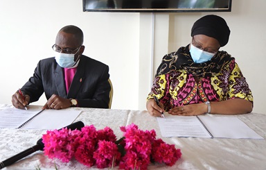 Bishop Benjamin Boni and Lydie Flore Magba, Central African Republic ambassador to Côte d’Ivoire, initial the framework agreement for technical and economic cooperation in education between The United Methodist Church in Côte d’Ivoire and the Central African Republic. The agreement aims to revitalize the Central African education system, which has been disorganized by years of successive socio-political and economic crises. Photo by Isaac Broune, UM News. 
