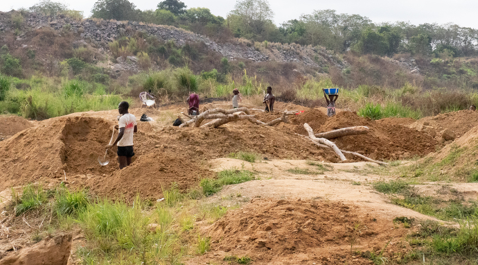 Des gens travaillent dans une mine de diamant artisanale autour d’une zone de drainage d’une rivière à Kono. Photo de Kathy L. Gilbert, UM News.