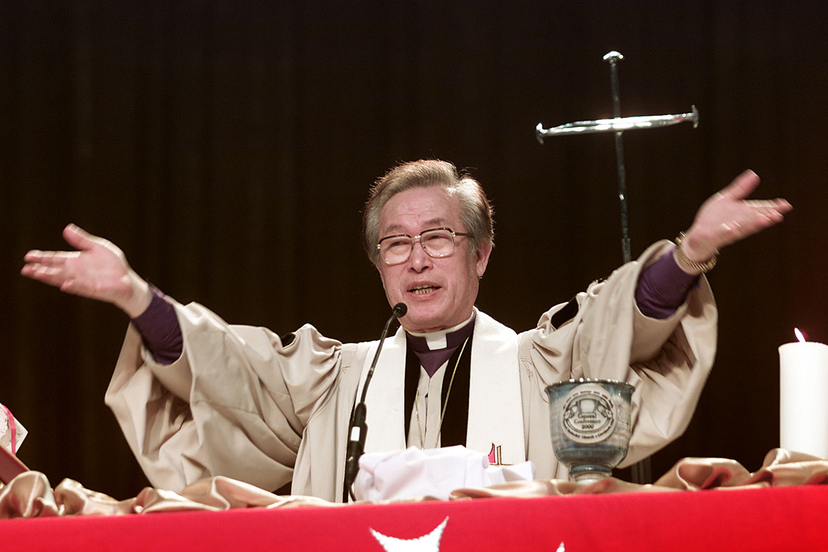 Bishop Hae-Jong Kim blesses the elements of Holy Communion during opening worship at the 2000 United Methodist General Conference in Cleveland. Kim died Nov. 3 at age 85. File photo by Mike DuBose, UM News.