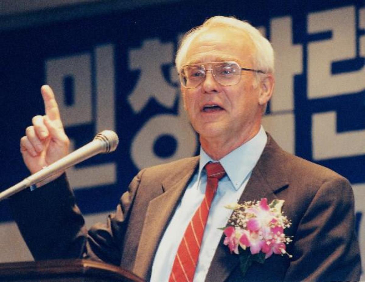 조오지 오글 목사가 2002년 10월 4일 민주화운동기념사업회 초청으로 방한해 민주화운동과 관련된 연설을 하는 모습. 사진 발췌, 경향신문.