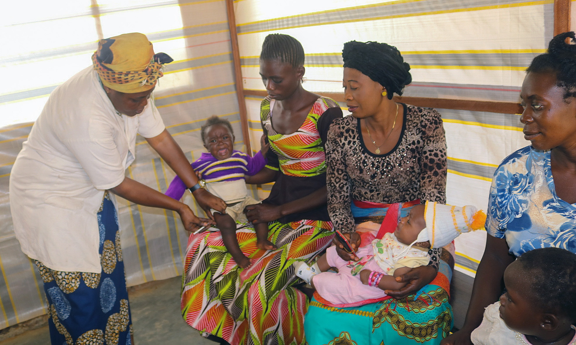 Régine Owanga Kambolo, directrice de la maternité de l’Hôpital Méthodiste Uni de Lokolé, vaccine des enfants lors d’une session de vaccination de routine à Kindu, en RDC. L’Église Méthodiste Unie dispose d’installations médicales dans des régions éloignées et travaille avec le gouvernement pour vacciner les enfants. Photo de Chadrack Tambwe Londe, UM News.