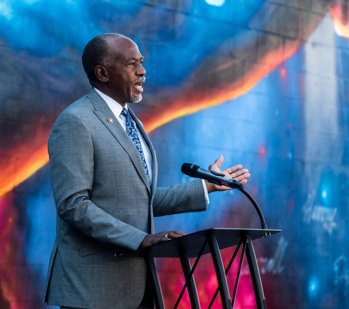 James Hildreth, presidente e CEO da Faculdade de Medicina Meharry, fala durante a coletiva de imprensa no Titans mural no Korean Veterans Blvd., para atualizar o público sobre a resposta de Nashville à Covid-19 e a estratégia daqui para frente. Foto cedida por Alan Poizner para o The Tennessean. James Hildreth, presidente e CEO da Faculdade de Medicina Meharry, fala durante a coletiva de imprensa no Titans mural no Korean Veterans Blvd., para atualizar o público sobre a resposta de Nashville à Covid-19 e a estratégia daqui para frente. Foto cedida por Alan Poizner para o The Tennessean.