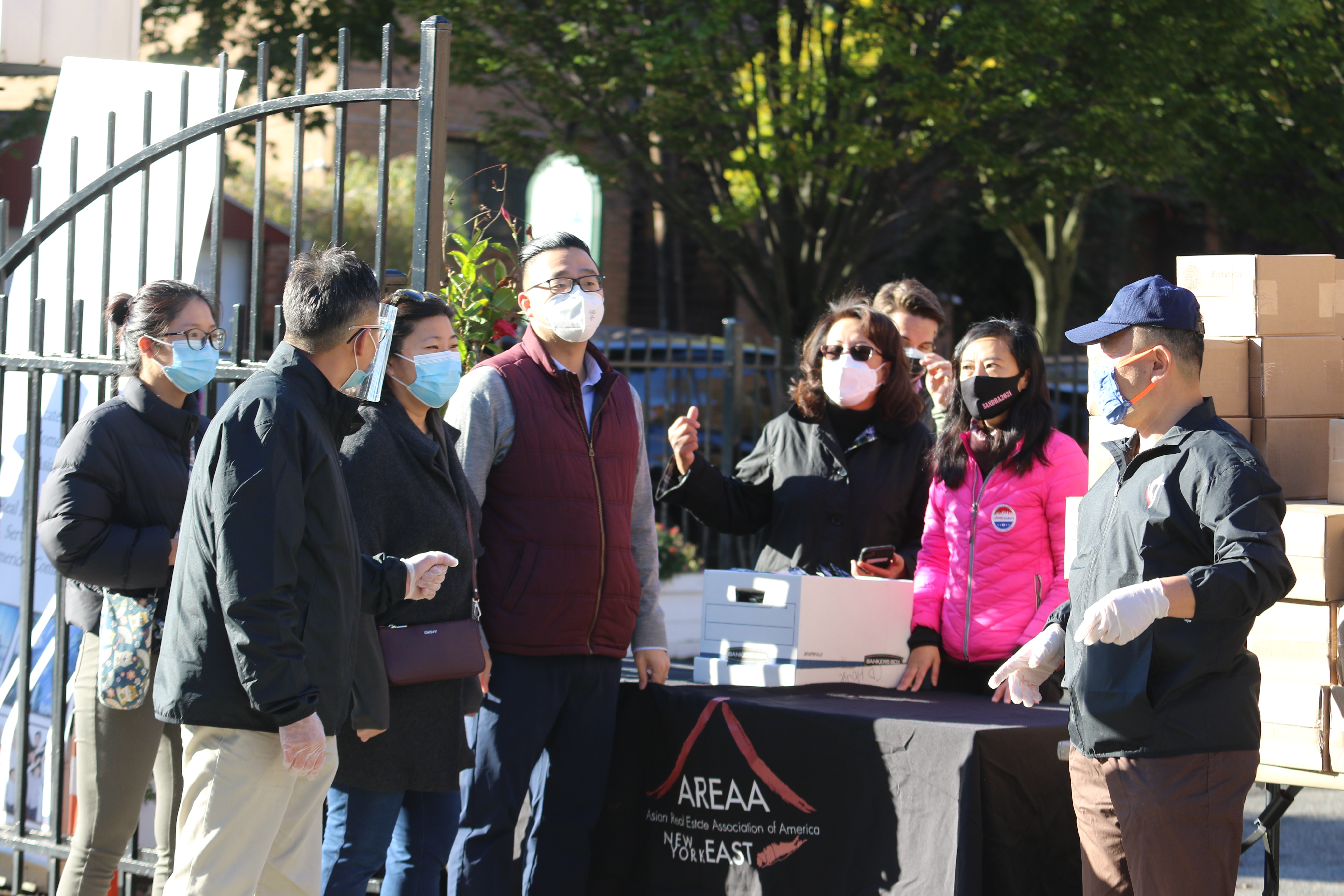 그레이스멩 뉴욕 퀸즈 지역 연방 하원의원이 AREAA(Asian Real Estate Association of America) 회원들과 함께 마스크를 나눠주기 위해 준비하고 있다. 사진, 김응선 목사, 연합감리교뉴스.