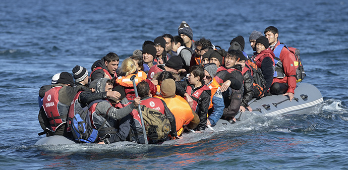 Des réfugiés s’approchent d’une plage près de Molyvos, sur l’île grecque de Lesbos, le 2 novembre 2015, après avoir traversé la mer Égée depuis la Turquie. Des volontaires locaux et internationaux ont accueilli les réfugiés à leur arrivée avec de la nourriture, des soins médicaux et des vêtements secs avant que les nouveaux arrivants ne poursuivent leur route vers l’Europe occidentale. Leur bateau vers la Grèce a été fourni par des trafiquants turcs auxquels les réfugiés ont payé des sommes énormes pour arriver en Grèce. Certains demandeurs d’asile en Europe tentent encore de venir par la mer, malgré les dangers. Dossier photo de Paul Jeffrey/Vie sur Terre.