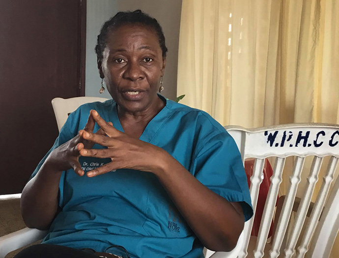 Le Dr Chris Hena, fondatrice de Healthy Women, Healthy Liberia, est la directrice du centre de soins de santé primaires Waterfield de Kakata, au Libéria. Photo de E Julu Swen, UM News.