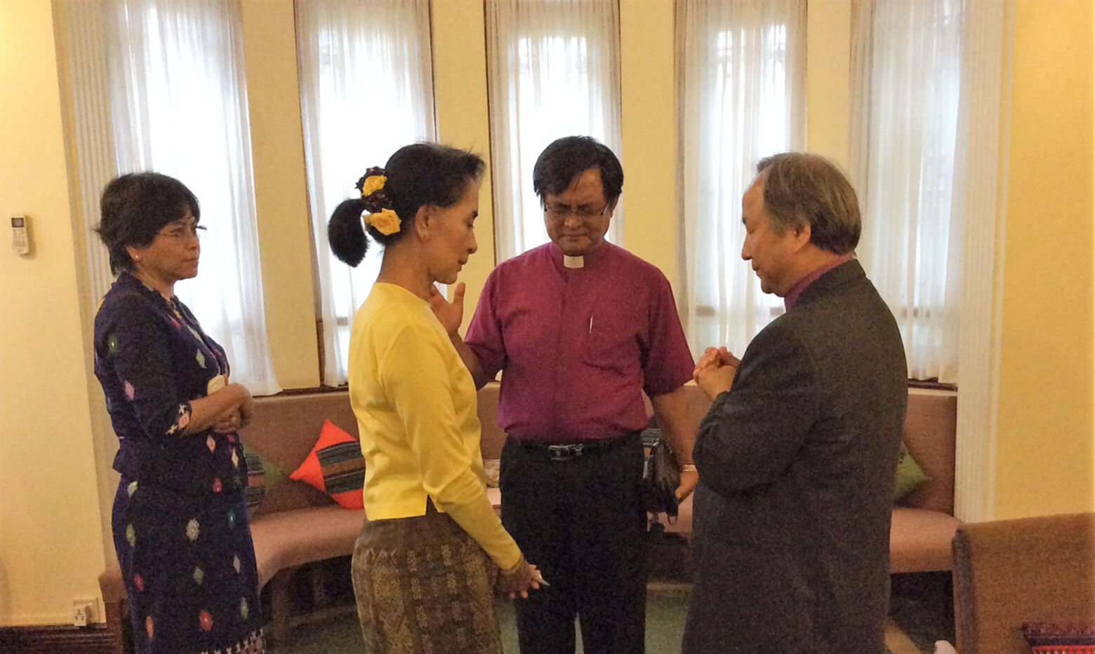 El golpe militar en Mayanmar tuvo lugar después de 10 años de democratización. El Obispo Jotan Moya de la Iglesia Metodista de Myanmar y el obispo Jung Hee-Soo visitan a la Sra. Aung San Soo-Chi , que estaba en situación de pensión, para conversar . Foto cortesía del pastor Lim-Hyun Jung, director de Darakbang Asia.