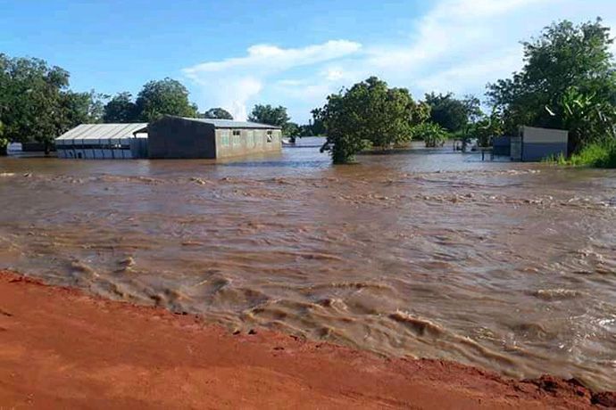 A água das cheias do ciclone Eloise cobre grande parte do solo no Buzi, Moçambique. Quatro ciclones atingiram o país em menos de dois anos. Foto de Eurico Gustavo, Notícias MU.