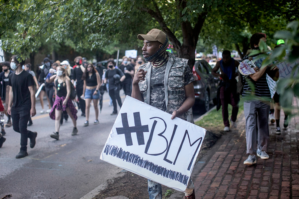 Manifestantes marchan en apoyo del movimiento Black Lives Matter en Nashville, Tennessee, en junio de 2020. Los/as líderes negros/as de La Iglesia Metodista Unida (IMU) están pidiendo a la denominación que se concentre en cambiar sus corazones en torno al tema de la justicia racial. Foto de archivo de Kathleen Barry, Noticias MU.