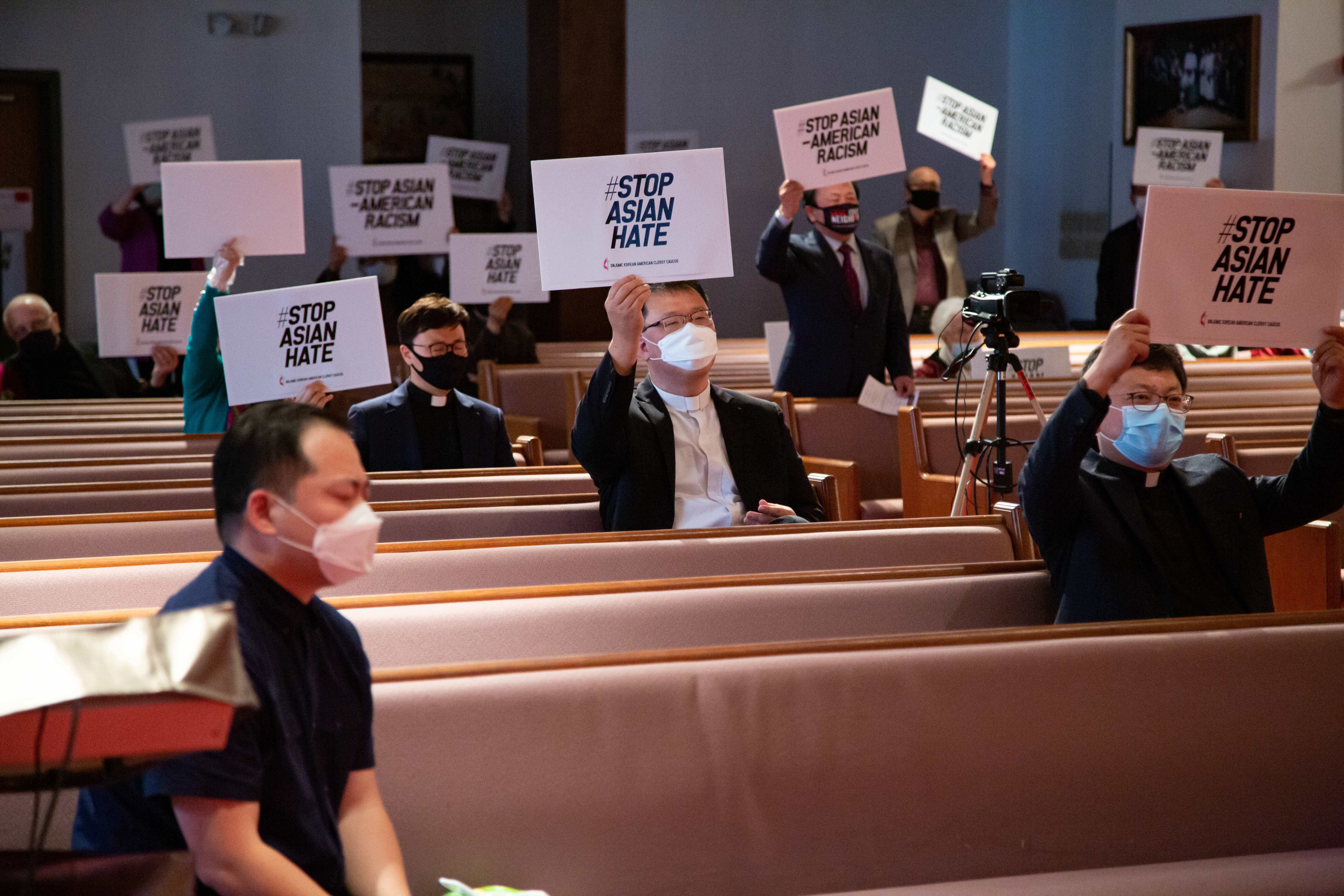 대뉴저지연회의 한국계 미국인 목회자들이 아콜라연합감리교회에 모여 인종차별에 항거하는 의미를 담은 촛불기도회를 열었다. 사진 제공, 대뉴져지 연합감리교회 한인 목회자 코커스 (Korean-American Clergy Caucus of GNJUMC).