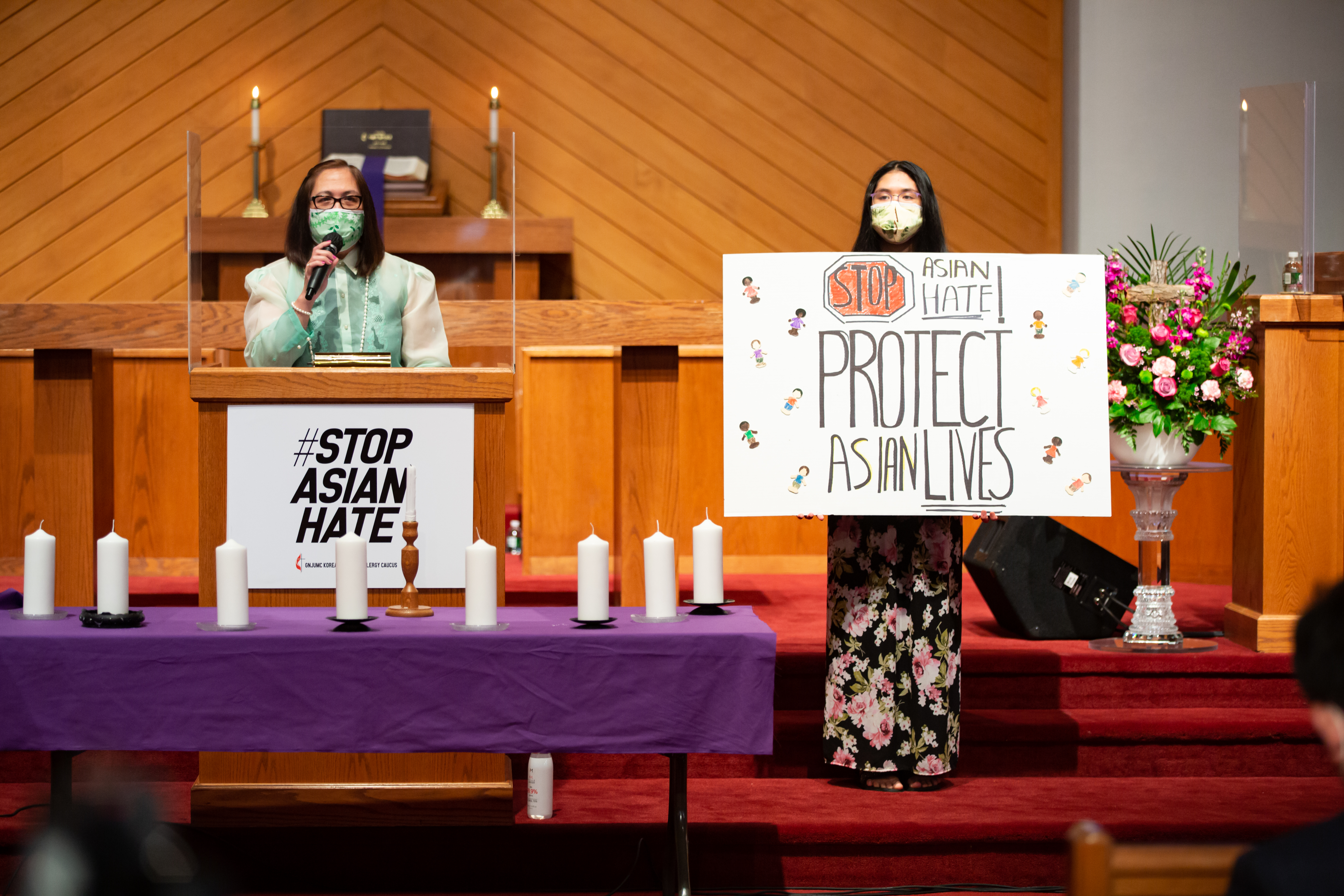 대뉴저지연회의 한국계 미국인 목회자들이 아콜라연합감리교회에 모여 인종차별에 항거하는 의미를 담은 촛불기도회를 열었다. 사진 제공, 대뉴져지 연합감리교회 한인 목회자 코커스 (Korean-American Clergy Caucus of GNJUMC).