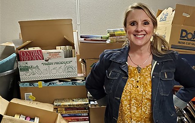 La Dra. Sarah Broman Miller en una sala de almacenamiento en la Primera Iglesia Metodista Unida (IMU) Hays con donaciones de libros para que ella los distribuya en las prisiones del estado. Fotos de cortesía de la Conferencia Anual de Great Plains.