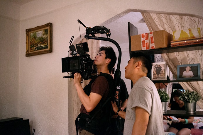 고든 유(왼쪽)와 줄리안 김이 한인 이민자들의 삶을 표현한 독립 영화 <해피세탁소>를 촬영하고 있다. 사진, 제니스 장.