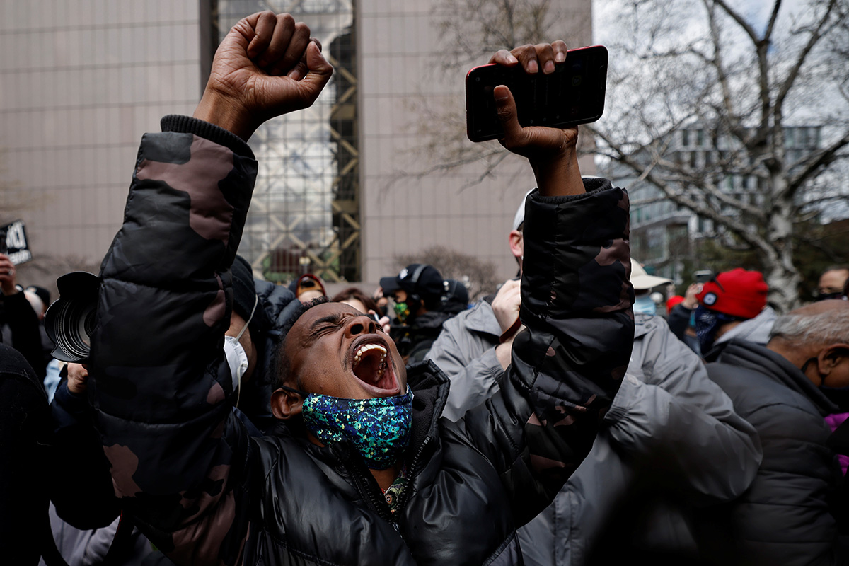 Una persona reacciona frente al Centro de Gobierno del Condado de Hennepin en Minneapolis después del veredicto de culpabilidad dictado el 20 de abril en el juicio de Derek Chauvin, ex oficial de policía de Minneapolis por el asesinato de George Floyd. Mientras expresaron la sensación de que el veredicto fue justo, los/as líderes metodistas unidos/as instaron a continuar trabajando para desmantelar el racismo generalizado y la injusticia sistémica contra las personas de color. Foto de Carlos Barria, Reuters.