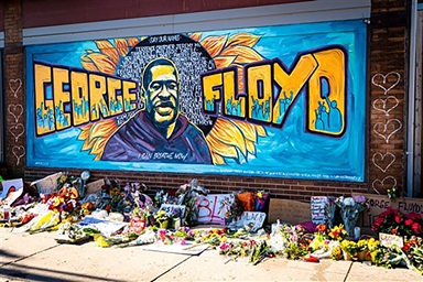 Un mural se encuentra en la intersección convertida en monument, donde George Floyd fue asesinado en mayo de 2020. Foto cortesía de la Conferencia Anual de Minnesota.