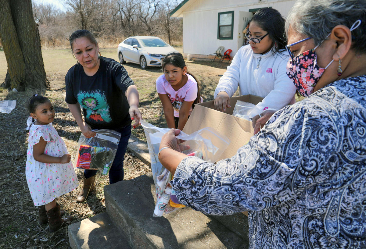 오클라호마 인디언 선교연회(Oklahoma Indian Missionary Conference)의 연대사역 책임자인 다나 페우 목사(오른쪽)가 오클라호마주 로턴 근처 페타시 연합감리교회의 어린이들에게 마스크, 장갑, 모자, 담요를 나눠주고 있다. 연합감리교 한인여선교회 전국연합회는 오클라호마인디언 선교연회와 연대하여, 의류, 손 소독제, 생수 및 6,000여 장의 천 마스크를 제공하는 등 세계적 감염병 대유행을 이겨내기 위한 지원을 아끼지 않았다. 사진 제공, 기니 언더우드.