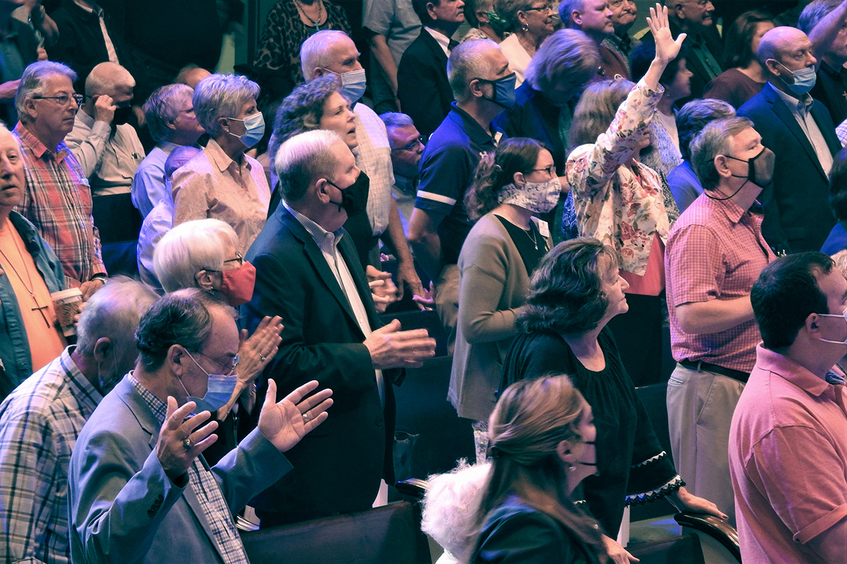 Os participantes se levantam para cantar e orar no Encontro Global da Wesleyan Covenant Association, realizado na Igreja Metodista Uniad Frazer Memorial em Montgomery, Alabama. Foto por Sam Hodges, Notícias MU.