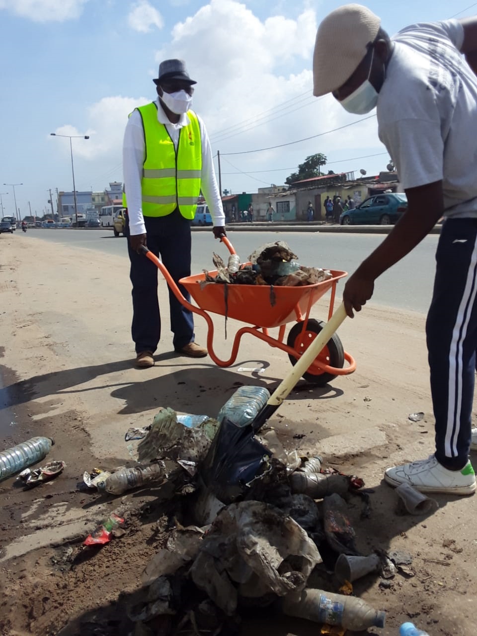 Superintendente Distrital de Luanda, Rev. Bernardo Neto, carregando a carrinha de mão durante a limpeza. Luanda, foto de Augusto Bento.