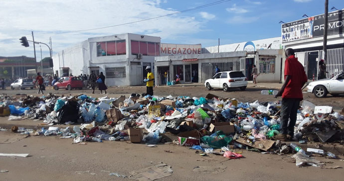 Estradas bloqueadas por falta de recolha de resíduos sólidos na cidade de Luanda. Luanda, foto de Augusto Bento.