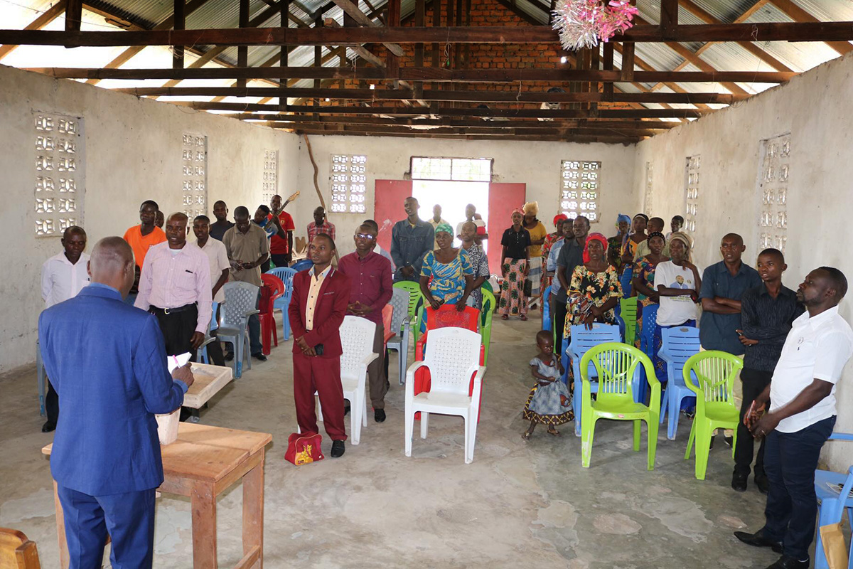 Membros da Igreja Metodista Unida Sayuni em Fizi, Congo, participam do culto de domingo. Antes da pandemia COVID-19, cerca de 24.000 pessoas compareciam aos serviços religiosos todos os domingos na Conferência de Kivu. Agora, esse número é cerca de 10.000, de acordo com o estatístico da conferência. Foto de Philippe Kituka Lolonga, Notícias MU.