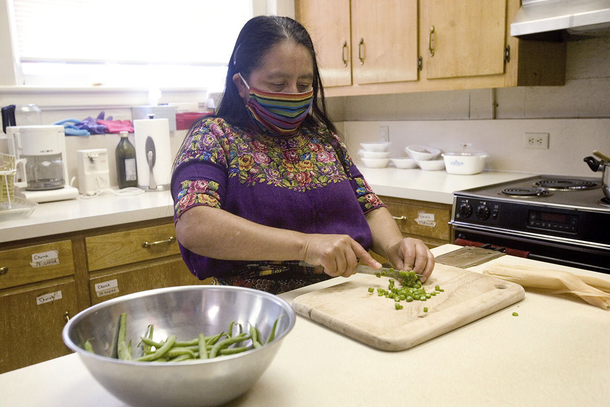 Maria Chavalan Sut prepara comida en la cocina de la Iglesia Metodista Unida Memorial Wesley en Charlottesville, estado de Virginia. Después de tres años de vivir en el santuario de la iglesia, Chavalan Sut, quien huyó de Guatemala en 2016, recibió un aplazamiento de su deportación por un año, lo que le permite moverse libremente hasta que se conozca su caso de asilo. Foto © Richard Lord.