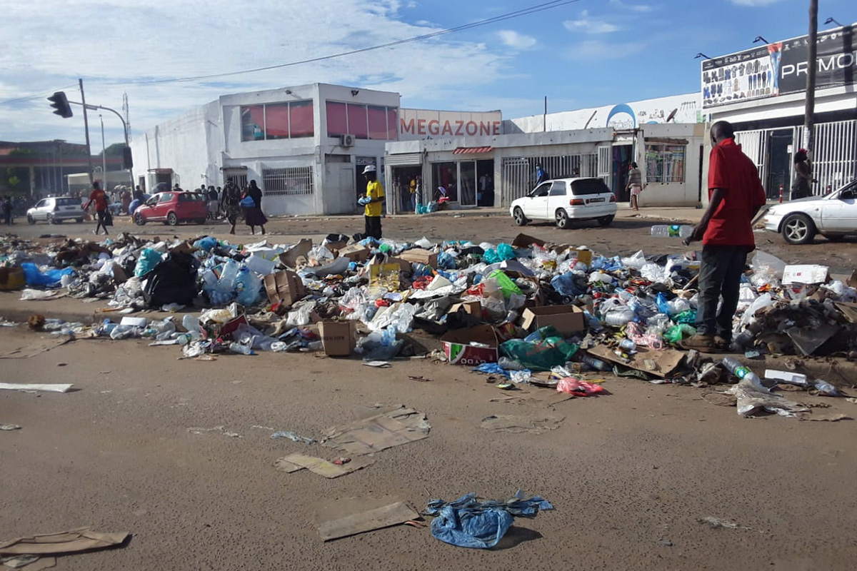 Garbage piled on the median overflows onto a road in Luanda, Angola. A waste-collection crisis in the province intensified when the Provincial Government of Luanda suspended contracts with the companies that performed the service. Photo by Augusto Bento, UM News.