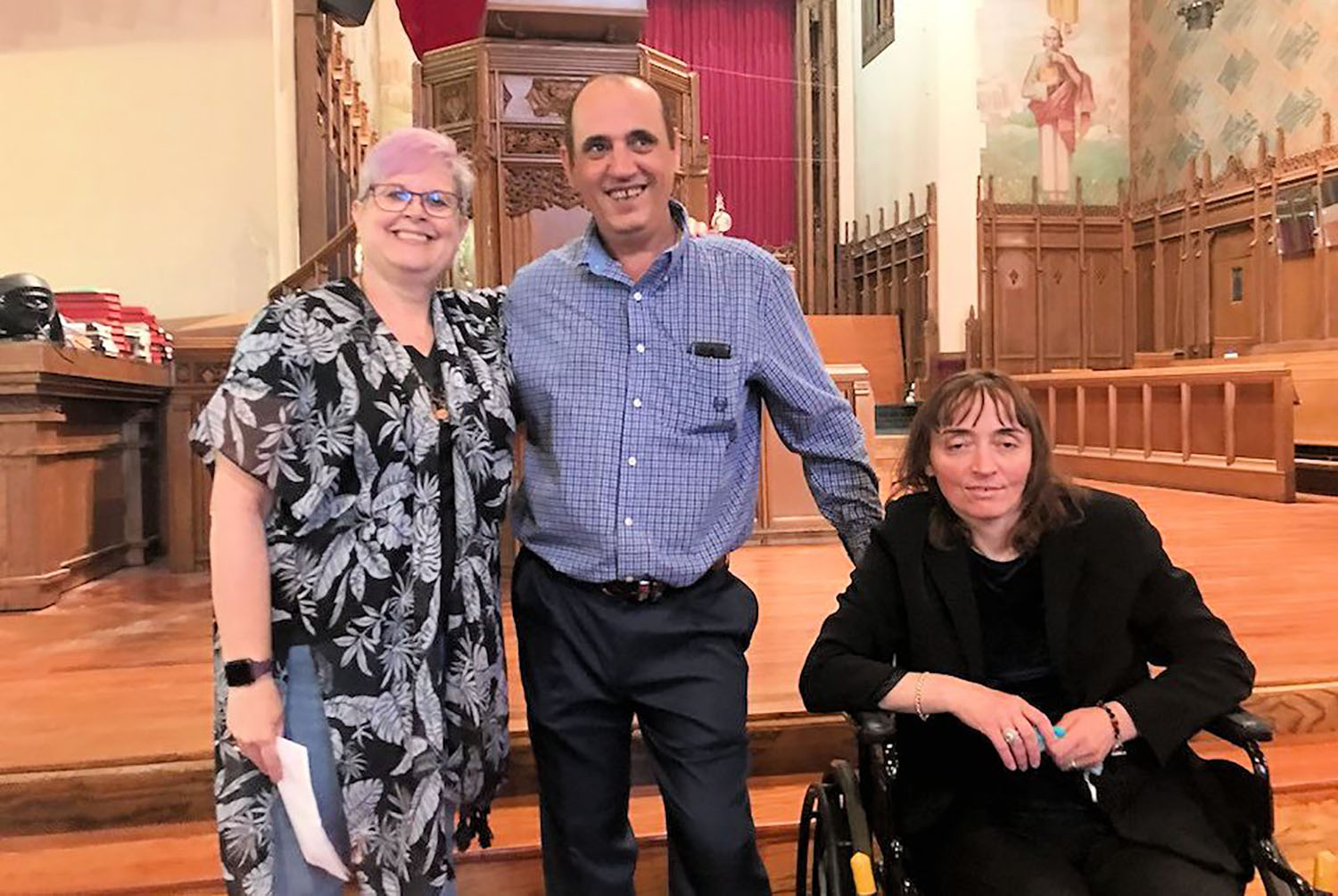 Ded y Flora Rranxburgaj expresaron su gratitud por los tres años de hospitalidad brindados por la Revda. Dra. Jill Hardt Zundel y la Iglesia Metodista Unida Central de Detroit. Ahora pueden salir del edificio sin temor a ser deportadas, luego de una decisión de Inmigración y Control de Aduanas (ICE por sus siglas en inglés) el 18 de mayo de 2021. Foto cortesía de Paul Perez.