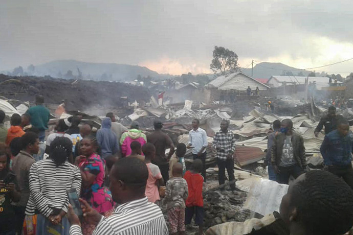 Los/as residentes del vecindario Buhene de Goma, Congo, inspeccionan los daños en sus hogares después de que el volcán Nyiragongo entró en erupción, matando al menos a 15 personas. Foto de Philippe Kituka Lolonga, Noticias MU.