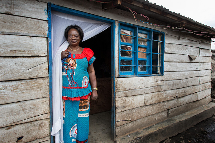 Okako Okenge Adolphine, connue sous le nom de « Maman Olela » se tient devant l’entrée de l’Orphelinat Méthodiste Uni de Goma, en RDC, en 2015. Elle a pu évacuer en toute sécurité les enfants dont elle avait la charge après l’éruption du volcan Nyiragongo, le 22 mai 2021. Photo d’archives de Mike DuBose, UM News.