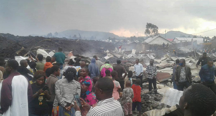 Des habitants du quartier de Buhene à Goma, en RDC, évaluent les dégâts causés à leurs maisons après l’éruption du volcan du Mont Nyiragongo, qui a fait au moins 15 morts. Photo de Philippe Kituka Lolonga, UM News.