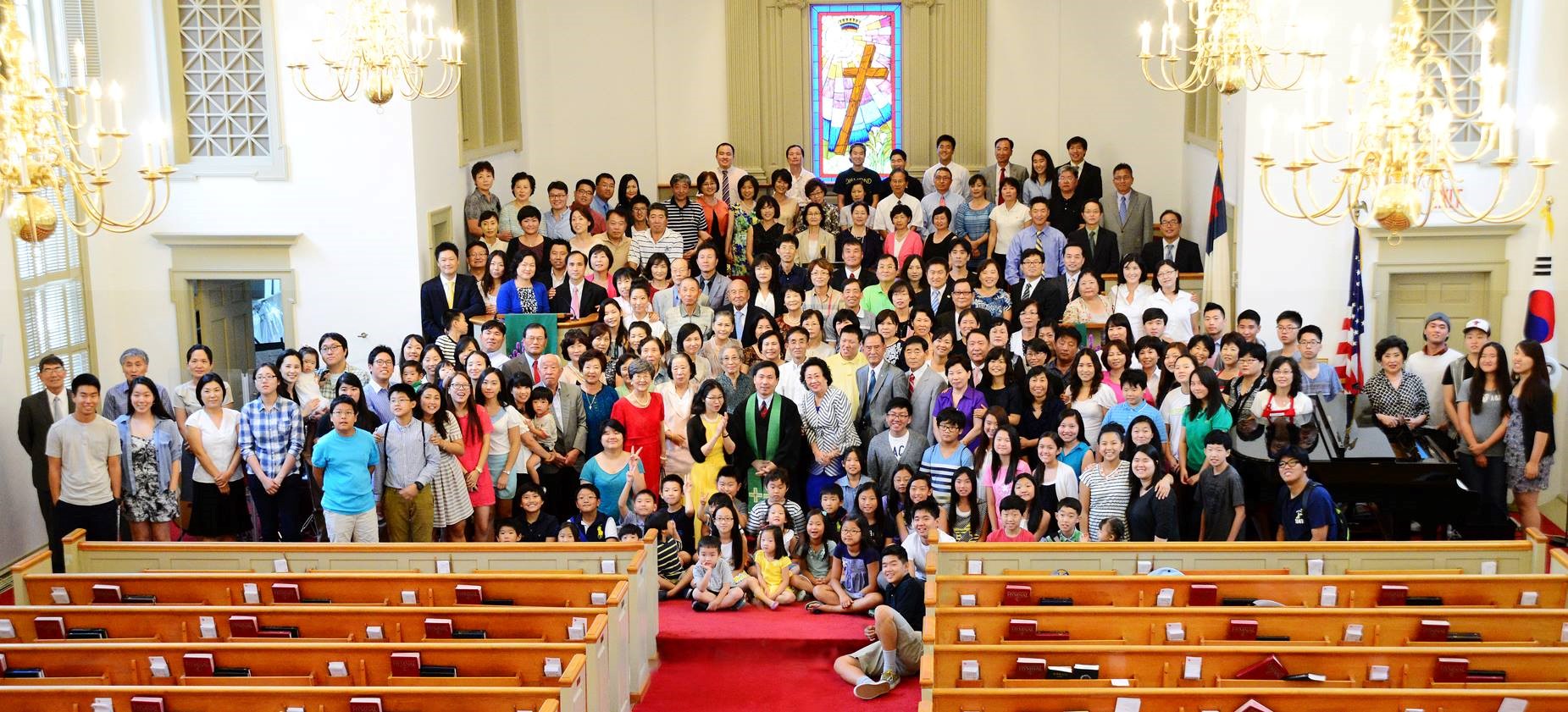 엠마오 교회 모든 교인이 속히 대면 예배에 출석하는 날이 오기를 기도하는 마음으로 코로나 이전의 엠마오 연합감리교회 전 교인 단체 사진을 싣는다. 사진 출처, 엠마오 연합감리교회 홈페이지.