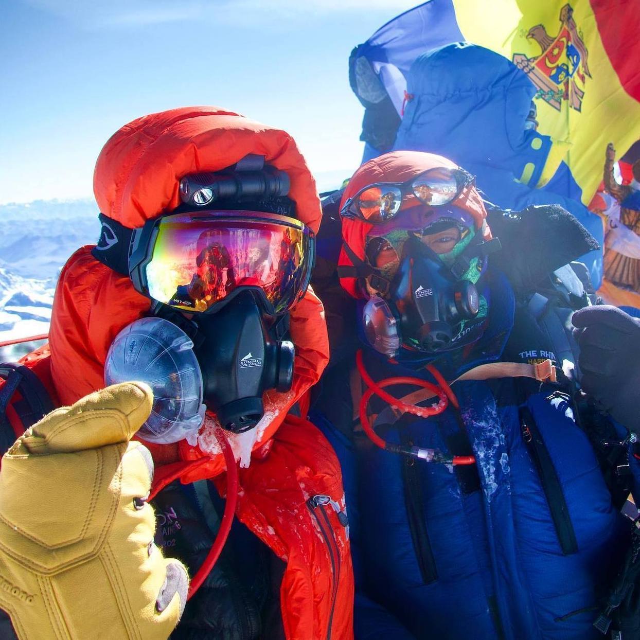Art Muir y su guía Sherpa posan en la cima del mundo. Muir a sus 75 años es el americano más viejo en escalar al tope del Monte Everest. Foto cortesía de Art Muir.