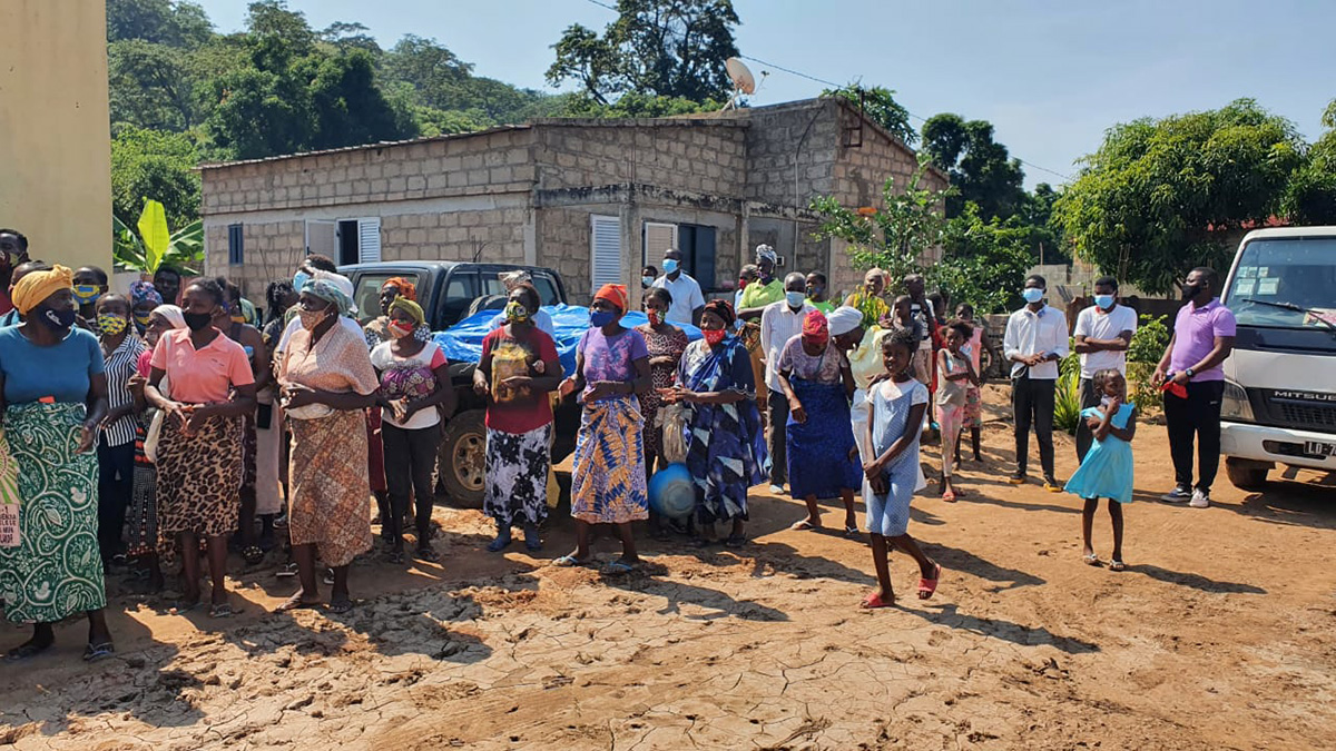 Flood survivors receive kits prepared by The United Methodist Church. Traces of mud left by the fury of the Cambambe-Dondo waters are visible. Photo by Orlando da Cruz, UM News. Flood survivors receive kits prepared by The United Methodist Church. Traces of mud left by the fury of the Cambambe-Dondo waters are visible. Photo by Orlando da Cruz, UM News.