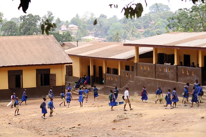 Alumnos/as de la IMU Kulanda Town en Bo, en el sur de Sierra Leona, regresan rápidamente a clase en marzo de 2020, poco antes de que se cerraran las escuelas después de que se confirmaran los primeros casos de COVID-19 en el país. Hay más de 350 escuelas metodistas unidas en Sierra Leona, la mayoría de ellas asistidas por el gobierno y afectadas por la iniciativa de educación gratuita. Foto de archivo de Phileas Jusu, Noticias MU.