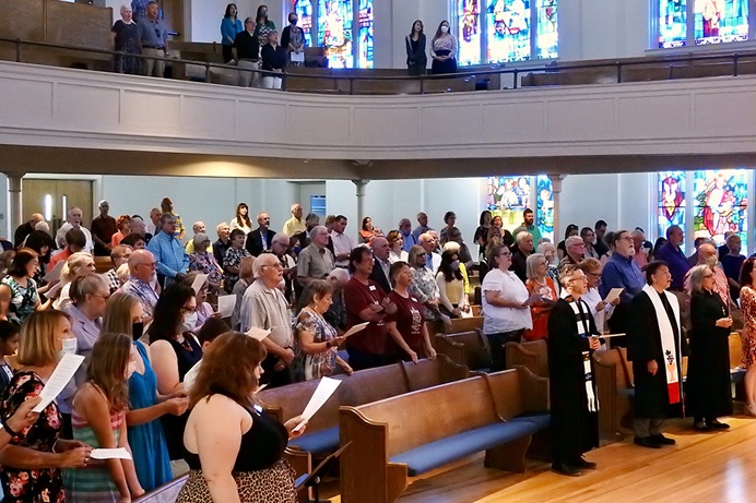 La Primera Iglesia Metodista Unida en Denton, Texas tuvo su servicio de adoración en persona el 6 de junio, utilizando por primera vez el santuario después de que el COVID-19 forzó el cierre de edificios en todos los Estados Unidos. Foto de Sam Hodges, Noticias MU.