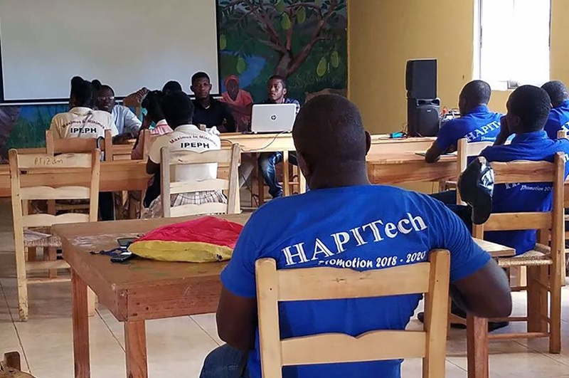 El laboratorio de computación HAPITech ha sido un activo muy importante para la comunidad en los últimos años. En los 14 años que HAPI ha estado trabajando en la comunidad rural de Mizak, al sur de la capital haitiana, los programas se han expandido desde la fabricación y comercialización de artesanías hasta la atención de la salud materna y la formación profesional. Foto cortesía de Valerie Mossman-Celestin