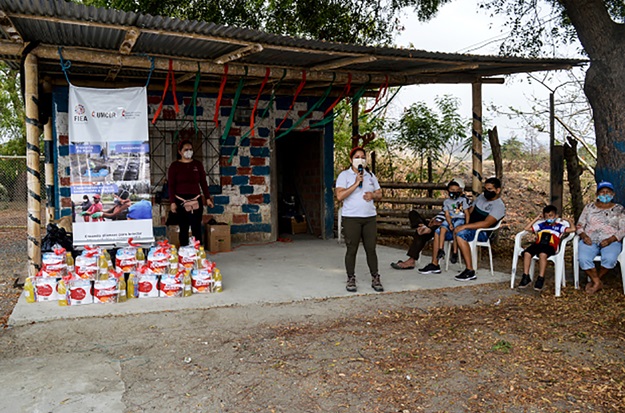 Taller comunitario de capacitación en agua e higiene celebrado en El Guarango, Ecuador. Los kits están listos para su distribución después de la capacitación. Foto cortesía de FIEA – Ecuador.