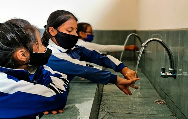 Estudiantes de la escuela metodista El Sembrador demuestran las técnicas de lavado de manos que aprendieron en el proyecto. Foto cortesía de FIEA – Ecuador.