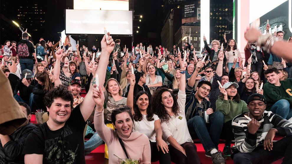 Cientos de personas se reunieron en Times Square para una ceremonia interreligiosa de iluminación de Shabat a fines de 2017, para celebrar la diversidad religiosa. Foto cortesía de Abe's Eats.