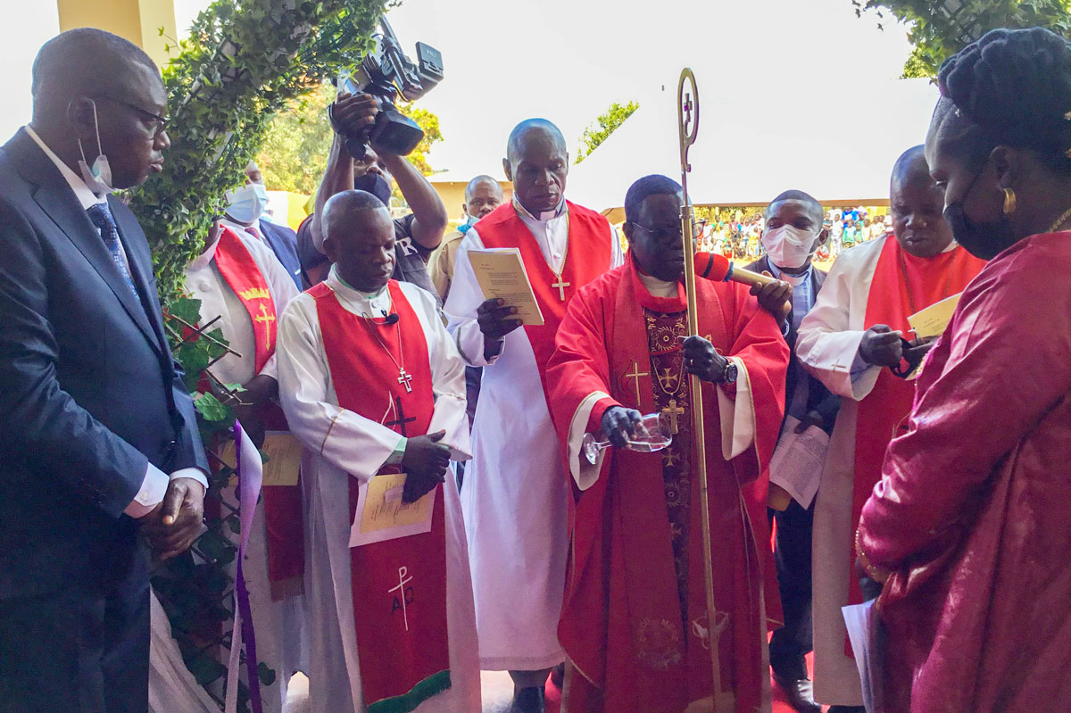 Coupure du Ruban devant la porte principale du Temple Jean-Claude Kakudji par le Bishop Kasap Owan Tshibang Alex, ce dimanche 11 Juillet 2021 au Quartier Kamasaka à 8 Km du Centre-ville de Lubumashi. Construit par un fidèle de l’église locale de Joli Site, ce temple a été baptisé du nom du donateur, Jean-Claude Kakudji. Le bâtiment a la capacité d’accueillir plus de 500 fidèles. Photo par John Kaumba Makalu, UM News.