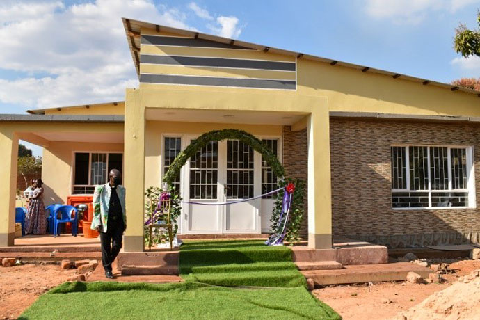 Vue extérieure de la maison du Pasteur du temple mémorial Jean-Claude Kakudji. En plus de la maison du pasteur, le donateur dont le temple porte désormais le nom du donateur a aussi équipé les deux bâtiments. Photo par John Kaumba Makalu, UM News.
