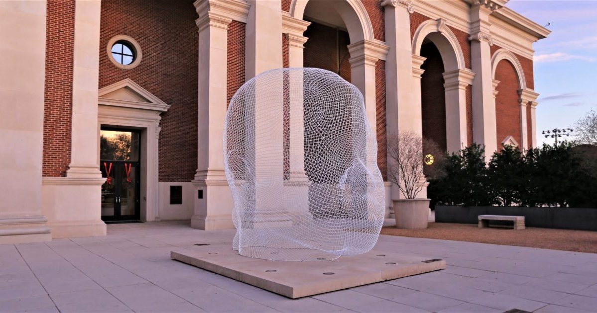 Escultura del artista español contemporáneo Jaume Plensa, en la entrada del Museo Meadows en la Universidad Metodista del Sur. Foto cortesía de la Universidad Metodista del Sur. Escultura del artista español contemporáneo Jaume Plensa, en la entrada del Museo Meadows en la Universidad Metodista del Sur. Foto cortesía de la Universidad Metodista del Sur.