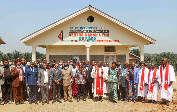 Les dirigeants de l'église et de la communauté se rassemblent pour une photo devant le centre Mama Lynn à Kindu, au Congo. Le centre vise à donner aux survivantes de viol congolais et à d'autres femmes vulnérables une chance de guérir et de surmonter la stigmatisation invalidante qui les rend exclues. Photo de Chadrack Tambwe Londe, UM News.