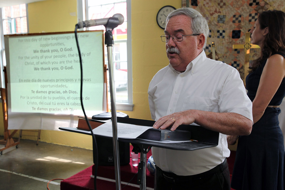 내쉬빌에 소재한 웨스트엔드 연합감리교회의 평신도 대표인 에드 징키에비츠가 회의를 인도하고 있다. 사진, 캣 베리, 연합감리교뉴스.