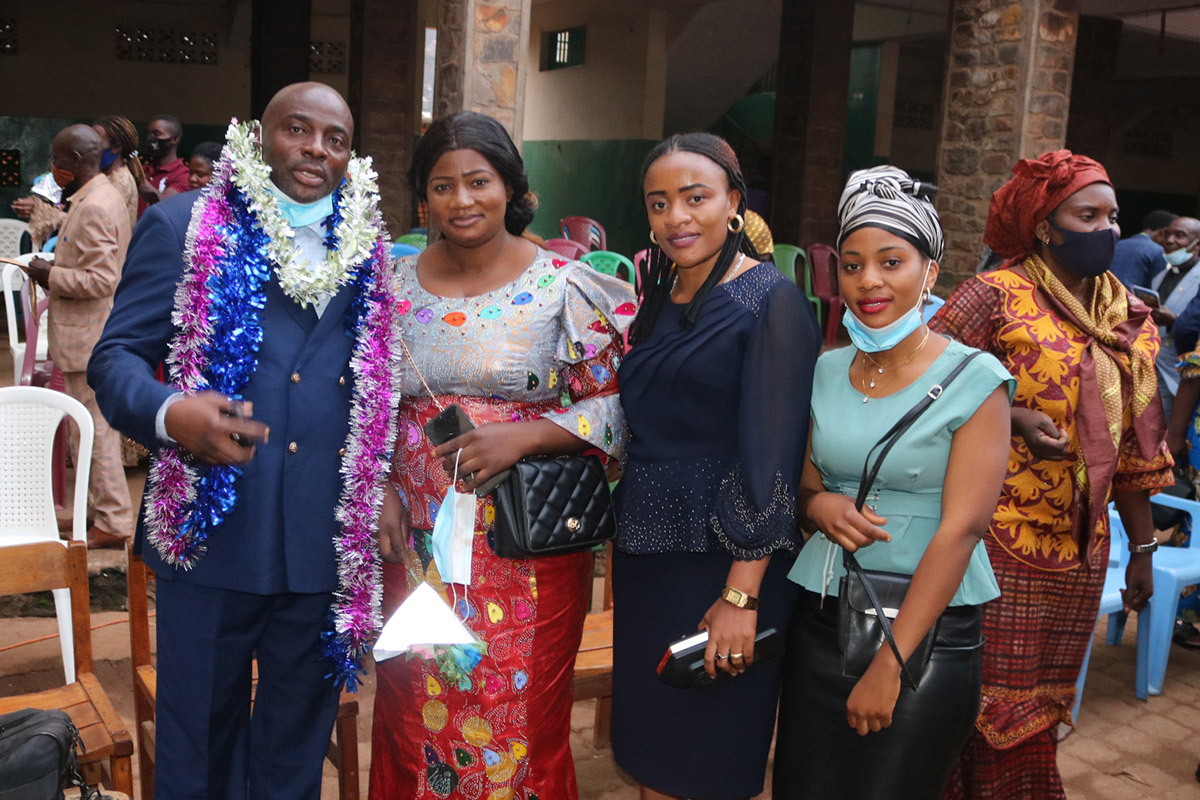 Docteur Claude Watukalusu à gauche après avoir reçu son Diplôme de Mérite de l'Eglise du Christ au Congo au Sud Kivu avec les membres de sa famille. Watukalusa fait parti de deux méthodistes unis qui ont reçu le certificat de mérite pour leur rôle dans la recherche de la paix au Kivu. Photo de Philippe Kituka Lolonga, UM News.